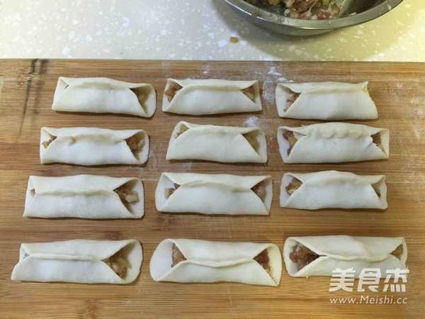 <a href=/shicai/rouqin/ZhuRou/index.html target=_blank><u>猪肉</u></a>锅贴的做法