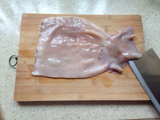 爆炒<a href=/shicai/shucai/QingJiao/index.html target=_blank><u>青椒</u></a><a href=/shicai/shuichanpin/YouYu/index.html target=_blank><u>鱿鱼</u></a>