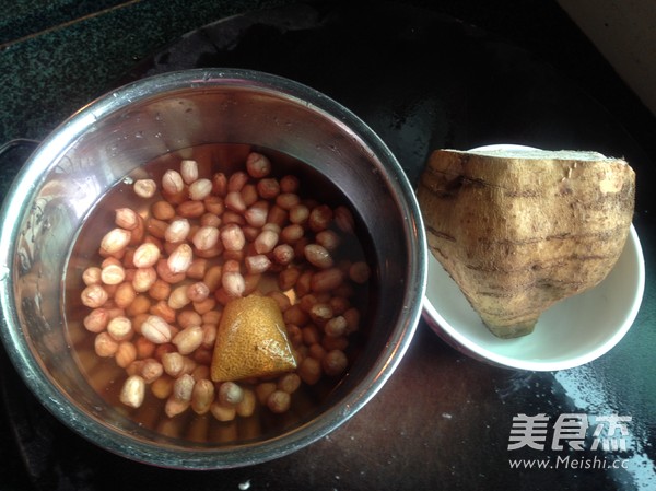 粉葛<a href=/shicai/guopin/HuaSheng/index.html target=_blank><u>花生</u></a>猪骨汤的做法