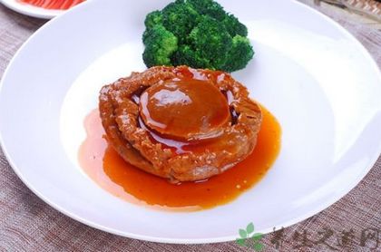 <a href=/shicai/shuichanpin/BaoYu/index.html target=_blank><u>鲍鱼</u></a>的营养价值及功效