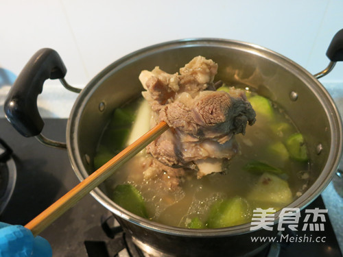 羊大骨清炖<a href=/shicai/shucai/LuoBo/index.html target=_blank><u>萝卜</u></a>汤的做法