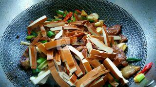 <a href=/shicai/mimian/XiangGan/index.html target=_blank><u>香干</u></a>炒肉