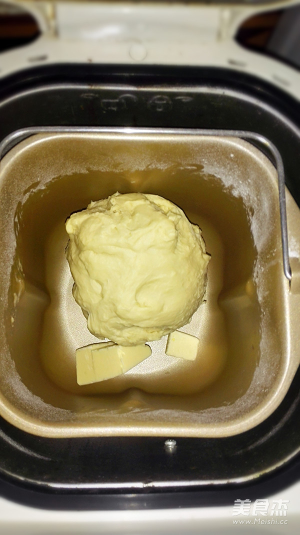 花朵<a href=/shicai/mimian/MianBao/index.html target=_blank><u>面包</u></a>的做法