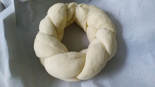 <a href=/shicai/mimian/NiuNai/index.html target=_blank><u>牛奶</u></a><a href=/shicai/guopin/XingRen/index.html target=_blank><u><a href=/shicai/guopin/Xing/index.html target=_blank><u>杏</u></a>仁</u></a>花环<a href=/shicai/mimian/MianBao/index.html target=_blank><u>面包</u></a>