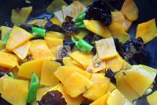 杂蔬炒<a href=/shicai/shucai/NanGua/index.html target=_blank><u>南瓜</u></a>