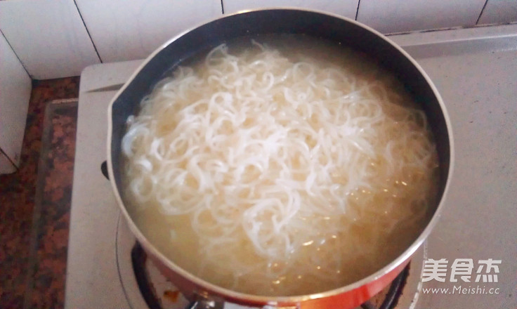 波波肠蛋汤<a href=/shicai/mimian/MiFen/index.html target=_blank><u>米粉</u></a>的做法