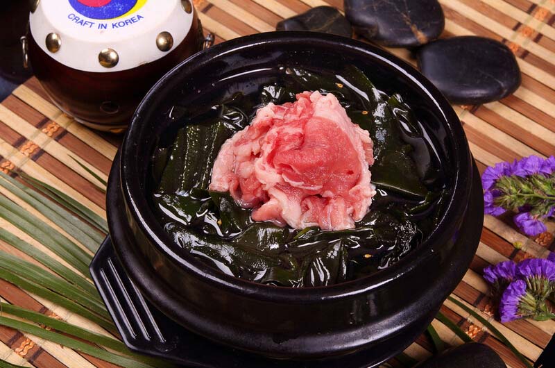 韩国<a href=/shicai/shuichanpin/HaiDai/index.html target=_blank><u>海带</u></a>汤的做法3