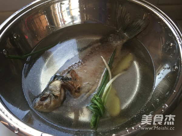 <a href=/shicai/shuichanpin/JiYu/index.html target=_blank><u>鲫鱼</u></a>汤的做法