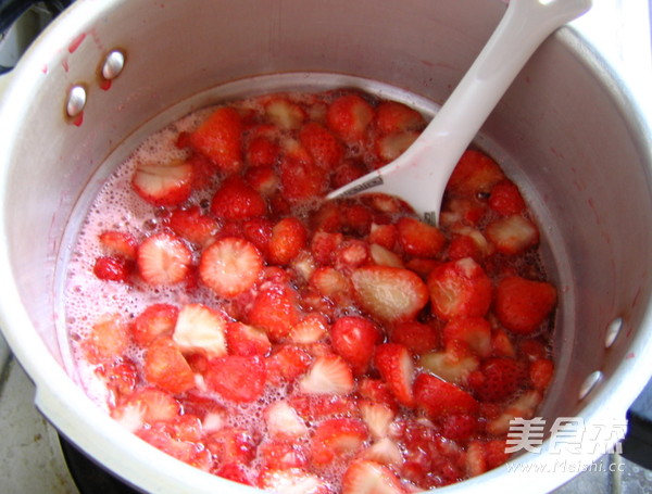 自己动手DIY<a href=/shicai/guopin/CaoMei/index.html target=_blank><u>草莓</u></a>酱 吃起来美美哒的做法