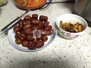 夹心<a href=/shicai/guopin/ZhiMa/index.html target=_blank><u>芝麻</u></a><a href=/shicai/yaoshi/EJiao/index.html target=_blank><u>阿胶</u></a><a href=/shicai/guopin/Zao/index.html target=_blank><u>枣</u></a>