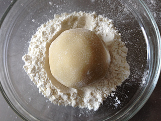 广式<a href=/shicai/mimian/HongDou/index.html target=_blank><u>红豆</u></a>沙月饼