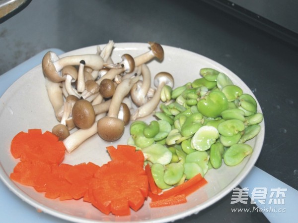 蚕<a href=/shicai/diaoweipin/DouBan/index.html target=_blank><u>豆瓣</u></a>炒<a href=/shicai/shucai/XieWeiGu/index.html target=_blank><u>蟹味菇</u></a>的做法