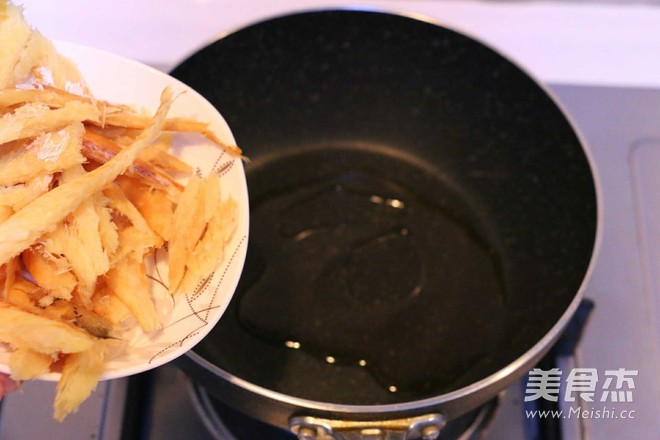 <a href=/shicai/mimian/HuangDou/index.html target=_blank><u>黄豆</u></a>芽明太鱼汤的做法