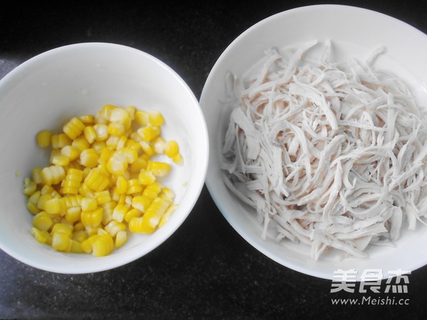 <a href=/shicai/mimian/NaiYou/index.html target=_blank><u>奶油</u></a><a href=/shicai/mimian/YuMi/index.html target=_blank><u>玉米</u></a>鸡茸浓汤的做法