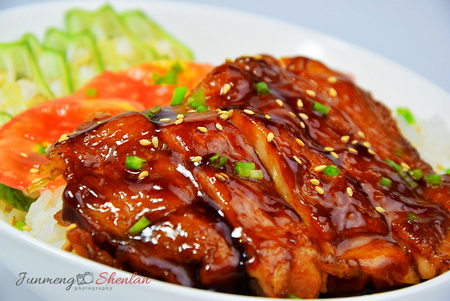 日式<a href=/shicai/rouqin/JiTui/index.html target=_blank><u>鸡腿</u></a>饭