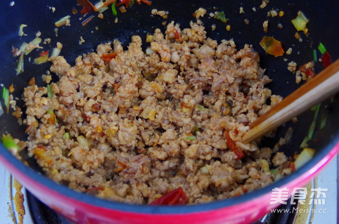 <a href=/shicai/mimian/QingDou/index.html target=_blank><u>青豆</u></a>肉末<a href=/shicai/mimian/DouFu/index.html target=_blank><u>豆腐</u></a>煲的做法