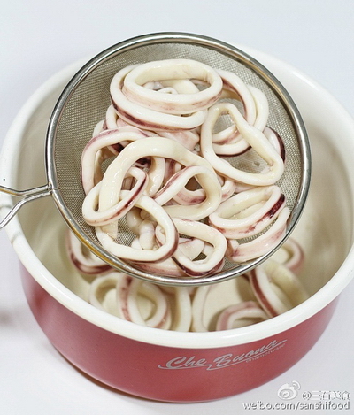 老干妈版香辣<a href=/shicai/shuichanpin/YouYu/index.html target=_blank><u>鱿鱼</u></a>圈步骤3