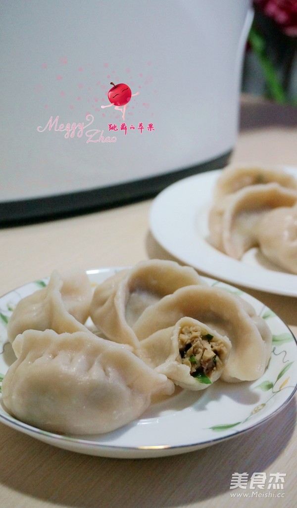 <a href=/shicai/rouqin/ZhuRou/index.html target=_blank><u>猪肉</u></a><a href=/shicai/guopin/Xing/index.html target=_blank><u>杏</u></a>鲍菇水饺的做法