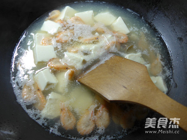 咸味虾花螺<a href=/shicai/mimian/DouFu/index.html target=_blank><u>豆腐</u></a>汤的做法