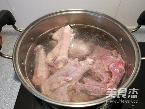 羊大骨清炖<a href=/shicai/shucai/LuoBo/index.html target=_blank><u>萝卜</u></a>汤的做法