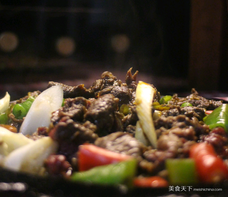 孜然铁板<a href=/shicai/rouqin/NiuRou/index.html target=_blank><u>牛肉</u></a>