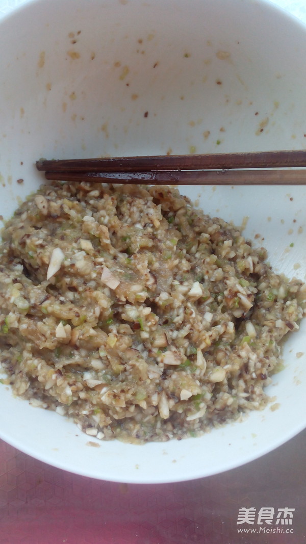 <a href=/shicai/rouqin/ZhengJi/index.html target=_blank><u>鸡肉</u></a>菌菇饺子的做法