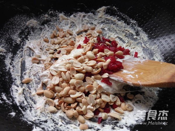 <a href=/shicai/guopin/ManYueMei/index.html target=_blank><u>蔓越莓</u></a><a href=/shicai/guopin/HuaSheng/index.html target=_blank><u>花生</u></a>牛轧糖的做法