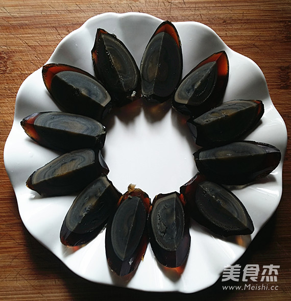 剁椒<a href=/shicai/rouqin/PiDan/index.html target=_blank><u>皮蛋</u></a>的做法