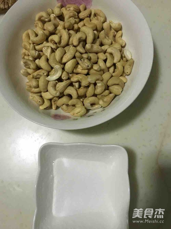 盐焗<a href=/shicai/guopin/YaoGuo/index.html target=_blank><u>腰果</u></a>的做法