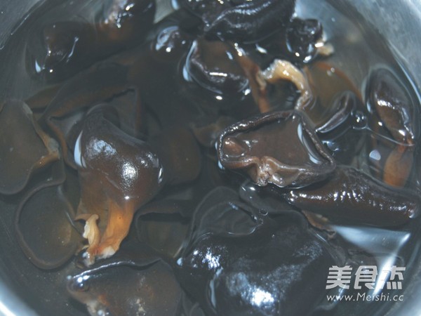 核<a href=/shicai/guopin/Tao/index.html target=_blank><u>桃</u></a>仁拌<a href=/shicai/shucai/MuEr/index.html target=_blank><u>木耳</u></a>的做法