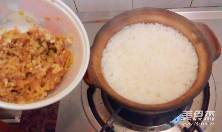 <a href=/shicai/shucai/LuoBo/index.html target=_blank><u>萝卜</u></a>丝肉饼煲仔饭的做法