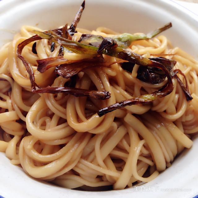 <a href=/shicai/diaoweipin/CongYou/index.html target=_blank><u>葱油</u></a>拌面