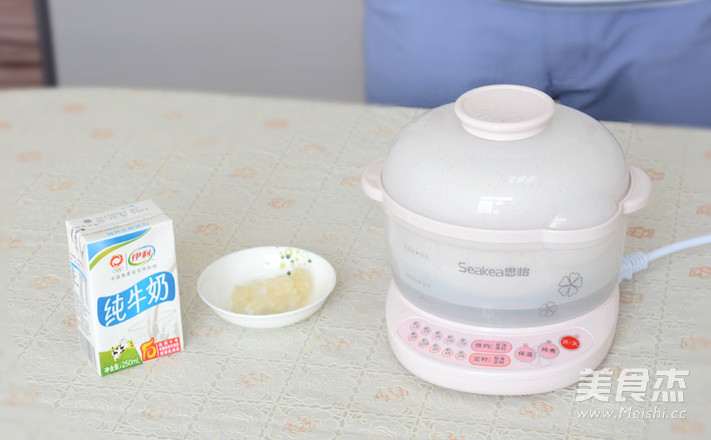 红<a href=/shicai/guopin/Zao/index.html target=_blank><u>枣</u></a><a href=/shicai/guopin/MuGua/index.html target=_blank><u>木瓜</u></a>炖<a href=/shicai/mimian/NiuNai/index.html target=_blank><u>牛奶</u></a>的做法