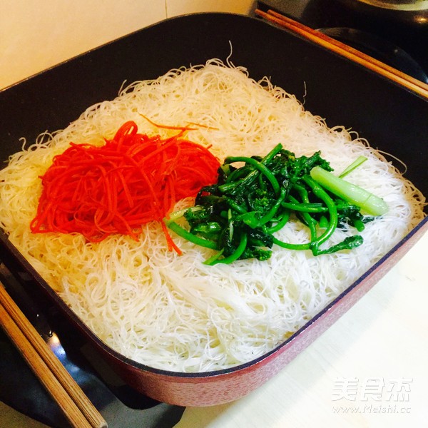 <a href=/shicai/shucai/CaiXin/index.html target=_blank><u>菜心</u></a>炒<a href=/shicai/mimian/MiFen/index.html target=_blank><u>米粉</u></a>的做法