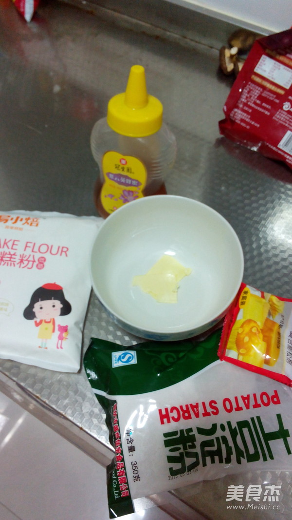 <a href=/shicai/diaoweipin/FengMi/index.html target=_blank><u>蜂蜜</u></a>小馒头的做法