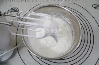 圣诞<a href=/shicai/guopin/CaoMei/index.html target=_blank><u>草莓</u></a>蛋糕卷