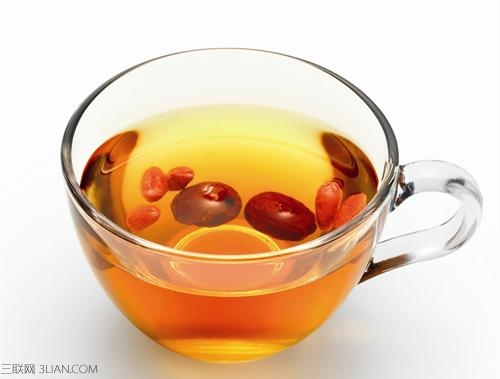 红<a href=/shicai/guopin/Zao/index.html target=_blank><u>枣</u></a>泡水的神奇功效