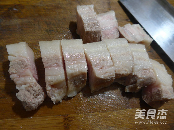 青<a href=/shicai/mimian/HuangDou/index.html target=_blank><u>黄豆</u></a><a href=/shicai/rouqin/WuHuaRou/index.html target=_blank><u>五花肉</u></a>汤的做法