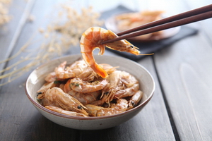 糖<a href=/shicai/diaoweipin/Cu/index.html target=_blank><u>醋</u></a>虾干步骤