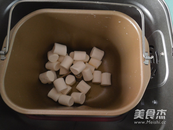 <a href=/shicai/mimian/MianBao/index.html target=_blank><u>面包</u></a>机版—可可<a href=/shicai/guopin/HuaSheng/index.html target=_blank><u>花生</u></a>牛轧糖的做法