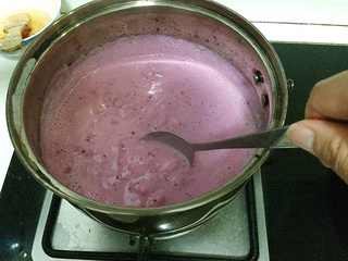 红色<a href=/shicai/mimian/NiuNai/index.html target=_blank><u>牛奶</u></a>小方