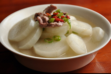 <a href=/shicai/shucai/BaiLuoBo/index.html target=_blank><u>白<a href=/shicai/shucai/LuoBo/index.html target=_blank><u>萝卜</u></a></u></a>汤的做法