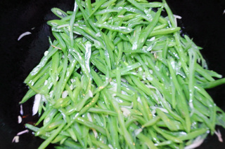 家常小炒:<a href=/shicai/shucai/BianDou/index.html target=_blank><u>扁豆</u></a>炒肉