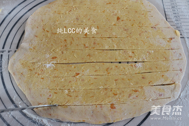 <a href=/shicai/shucai/NanGua/index.html target=_blank><u>南瓜</u></a>手撕饼的做法