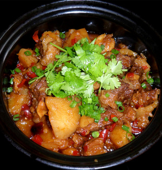 香辣<a href=/shicai/rouqin/NiuNan/index.html target=_blank><u>牛腩</u></a>烧<a href=/shicai/shucai/TuDou/index.html target=_blank><u>土豆</u></a>