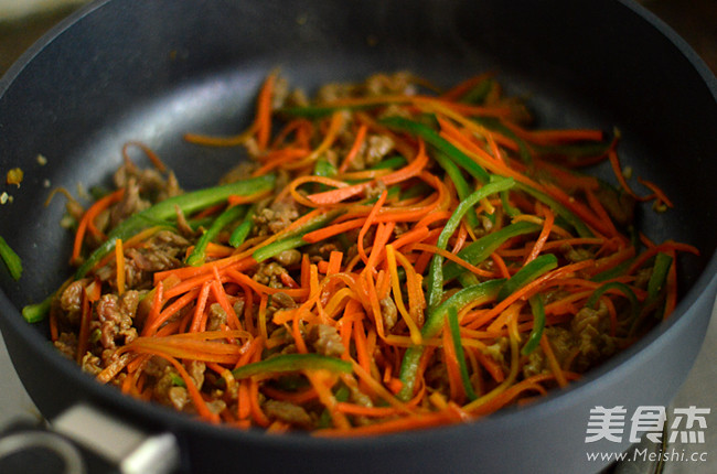 小炒<a href=/shicai/rouqin/NiuRou/index.html target=_blank><u>牛肉</u></a>丝的做法