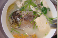 鲫<a href=/shicai/shuichanpin/YuDoufu/index.html target=_blank><u>鱼<a href=/shicai/mimian/DouFu/index.html target=_blank><u>豆腐</u></a></u></a>汤的做法