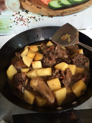 <a href=/shicai/shucai/TuDou/index.html target=_blank><u>土豆</u></a>大<a href=/shicai/rouqin/E/index.html target=_blank><u>鹅</u></a>烀饼