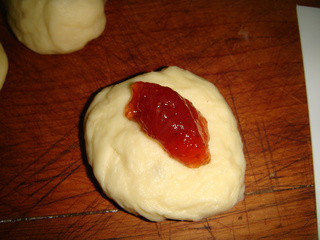 果酱<a href=/shicai/mimian/MianBao/index.html target=_blank><u>面包</u></a>