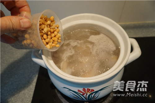 <a href=/shicai/rouqin/ZhuTi/index.html target=_blank><u>猪蹄</u></a><a href=/shicai/mimian/HuangDou/index.html target=_blank><u>黄豆</u></a>莲<a href=/shicai/shucai/Ou/index.html target=_blank><u>藕</u></a><a href=/shicai/shucai/ShanYao/index.html target=_blank><u>山药</u></a>煲的做法